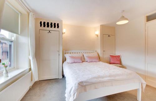 Wells-next-the-Sea House | Cozy Luggers Cottage: Pet & Child Friendly Getaway