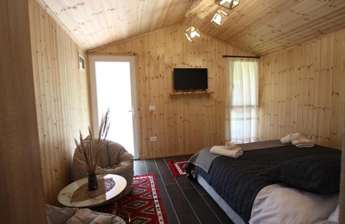 Tirana Cabin | Exceptional Lugina e Shengjergjit: 4-Star Family Retreat