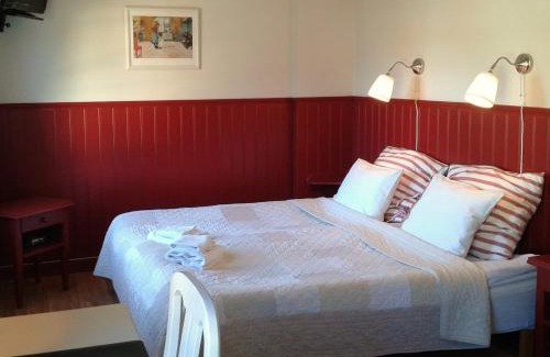 Malung Hotel | Relax at Värdshuset Lugnet: Pet-Friendly Beachside Retreat