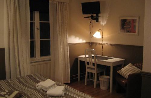 Malung Hotel | Relax at Värdshuset Lugnet: Pet-Friendly Beachside Retreat