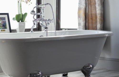 Glasgow Apartment | Family-Friendly Lugton Rooms with High Guest Ratings