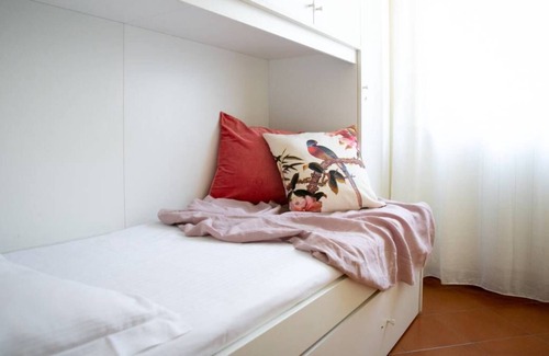 Zorzino Apartment | Oceanfront Haven: Family-Friendly Stay with Breakfast Included