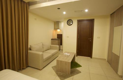 Al Jubeiha Apartment | Comfortable Lujain Hotel with Pool and Family Amenities
