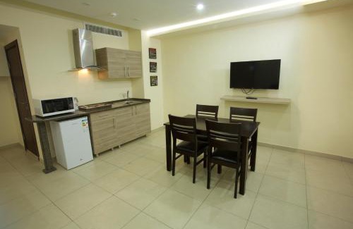 Al Jubeiha Apartment | Comfortable Lujain Hotel with Pool and Family Amenities