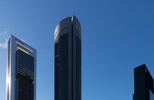 Cotos Apartment | Elegant Stay at Las 4 Torres in the Business District