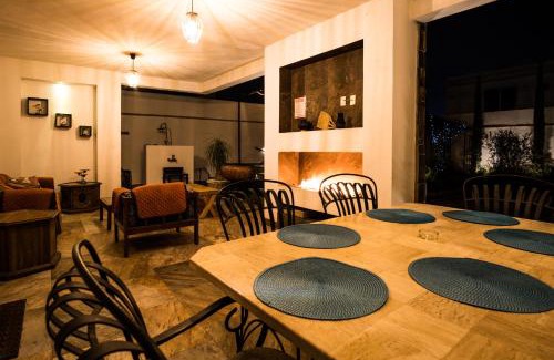 Leon House | Relaxing Retreat: Oceanfront Home with Pool and Fireplace