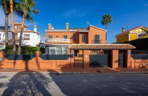 Alhaurin de la Torre Villa | Elegant Villa in Alhaurin de la Torre with Pool & Pets Welcome