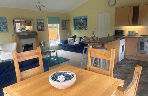 Liverton Cabin | Relaxing Luke's Lodge in Devon with Hot Tub & Pet-Friendly