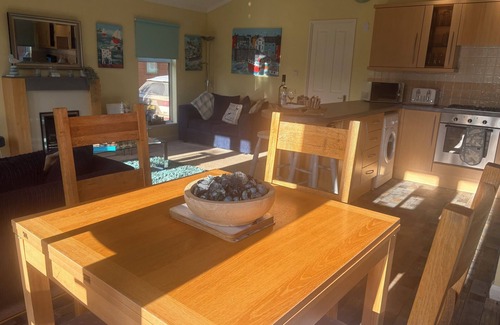 Liverton Cabin | Relaxing Luke's Lodge in Devon with Hot Tub & Pet-Friendly