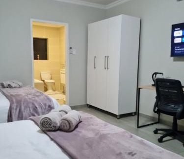 Northam House | Welcoming Lukhanyo Guest House with Breakfast & Hot Tub
