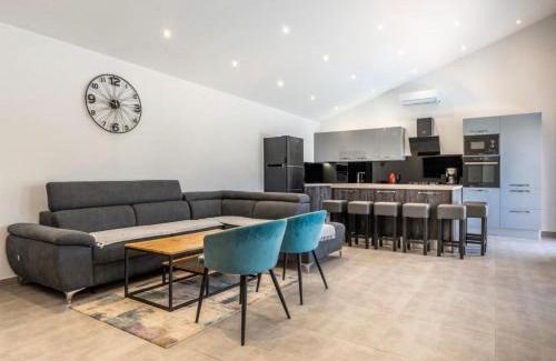 Kraljevica Villa | Elegant Villa Romantica: 4-Star Retreat with Pool & Hot Tub