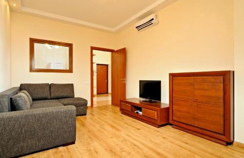 Shevchenkivs'kyi District Hotel | Unforgettable Stay at Lukyanovsky with Breakfast & Hot Tub