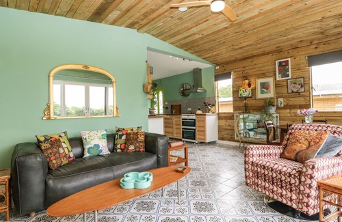 Congresbury Cottage | Pet-Friendly LULU LOGS: A Unique Holiday Cottage Stay