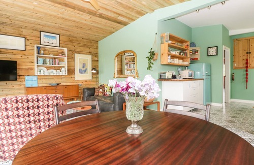 Congresbury Cottage | Pet-Friendly LULU LOGS: A Unique Holiday Cottage Stay