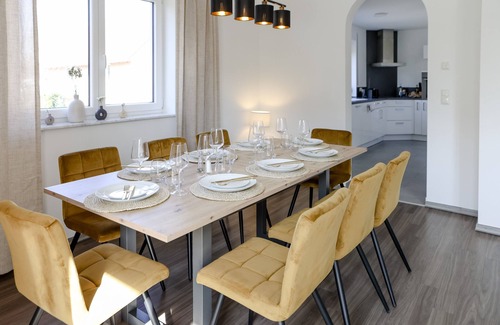 Richard-Strauss-Straße Apartment | Stylish Lumen Homes: Design Apt Near Audi & Altstadt