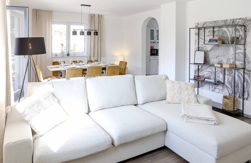 Richard-Strauss-Straße Apartment | Stylish Lumen Homes: Design Apt Near Audi & Altstadt