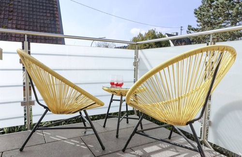 Richard-Strauss-Straße Apartment | Stylish Lumen Homes: Design Apt Near Audi & Altstadt