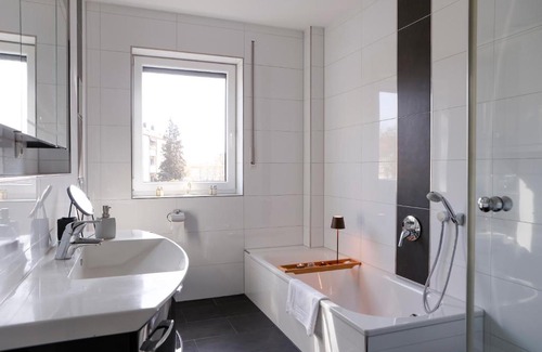 Gabelsbergerstraße Apartment | Elegant Lumen Homes: Stylish 3-Bedroom Near Audi & Altstadt