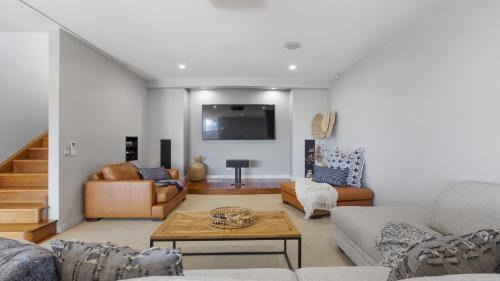 Korora House | Discover Lumière: 4-Star Hotel with Pool & Pet-Friendly Options