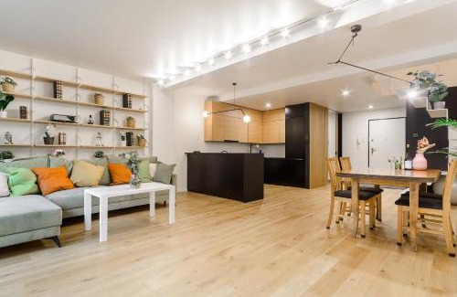 Lodz Apartment | Lovely Lumina Apartment with Balcony by the Park