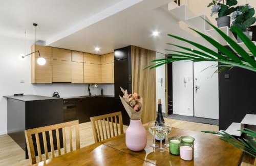 Lodz Apartment | Lovely Lumina Apartment with Balcony by the Park