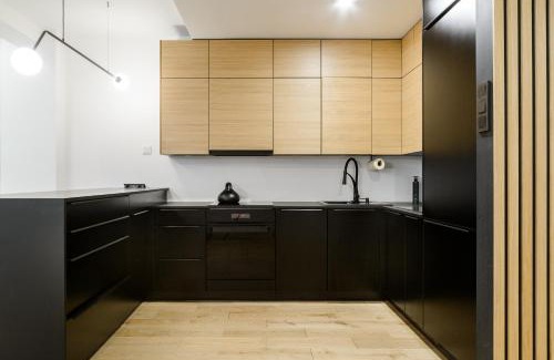 Lodz Apartment | Lovely Lumina Apartment with Balcony by the Park
