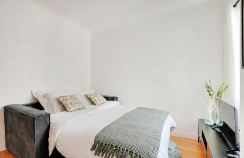 Epinettes Apartment | Comfortable 2-Room Retreat in Batignolles, Pet Friendly