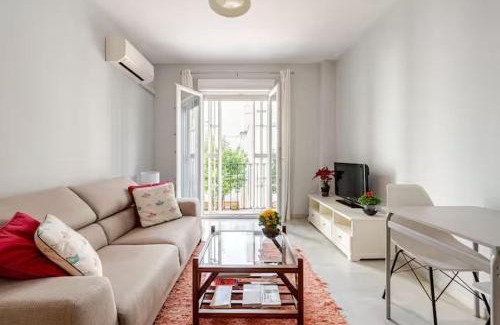 San Gil Apartment | Bright Historic Apartment with Balcony in Feria-Alameda