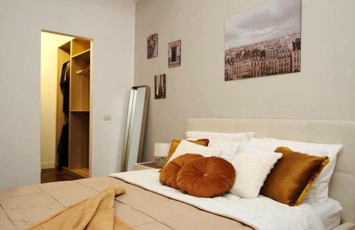 Loreto Apartment | Bright Apartment Steps from Metro - Rated 9/10 for Comfort
