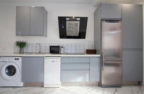 Nervion Apartment | Bright Studio at Gran Plaza - Top-Rated Family Retreat