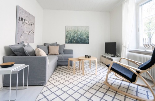 Keskinen District Apartment | Cozy 1BR Retreat Next to Puu-Vallilla with Breakfast