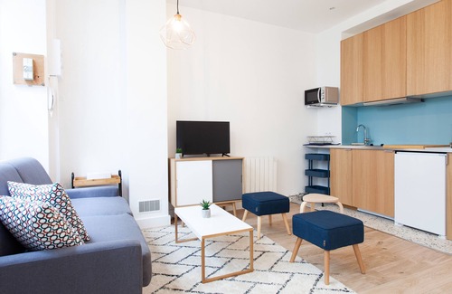 Clignancourt Apartment | Bright Apartment Near Sacred Heart with Kitchen & Breakfast