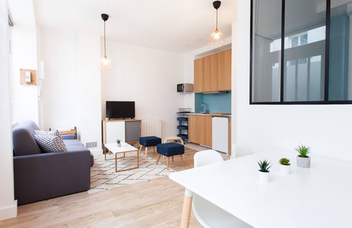 Clignancourt Apartment | Bright Apartment Near Sacred Heart with Kitchen & Breakfast
