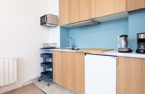 Clignancourt Apartment | Bright Apartment Near Sacred Heart with Kitchen & Breakfast