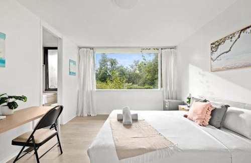 Pymble House | Bright Ensuite Queen Room - Perfectly Located with Kitchen