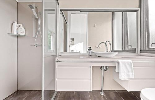 Pymble House | Bright Ensuite Queen Room - Perfectly Located with Kitchen