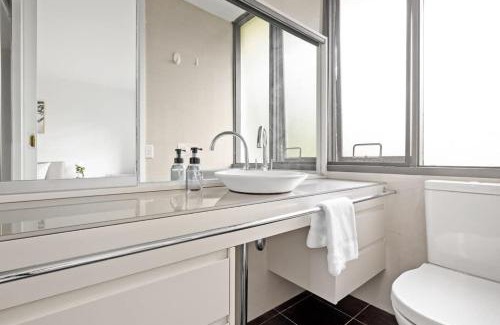Pymble House | Bright Ensuite Queen Room - Perfectly Located with Kitchen