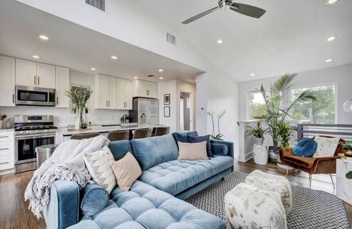 Govalle House | Luminous Renovated Cottage | Near Downtown