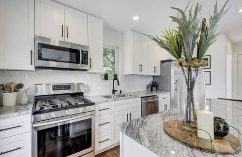 Govalle House | Luminous Renovated Cottage | Near Downtown