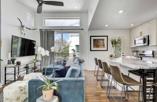 Govalle House | Luminous Renovated Cottage | Near Downtown