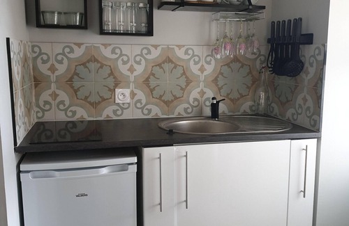 Monteux Apartment | Peaceful Studio Retreat with Pool and Lake View Amenities