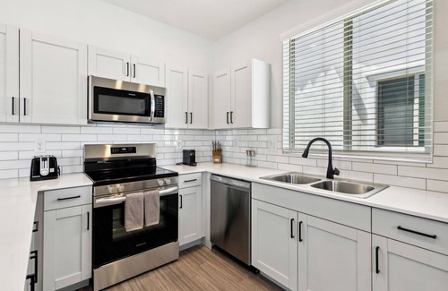 Casa Grande House | Radiant Sunrise Retreat: Pool, BBQ & Ocean View Awaits