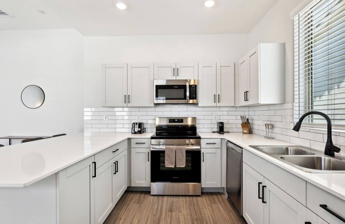 Casa Grande House | Radiant Sunrise Retreat: Pool, BBQ & Ocean View Awaits