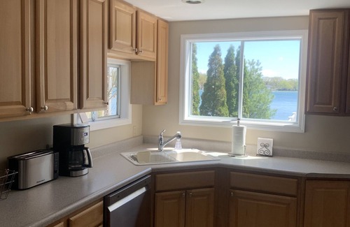 Sister Lakes House | Guest Rated 10/10: Lumos House on Magician Lake Bliss