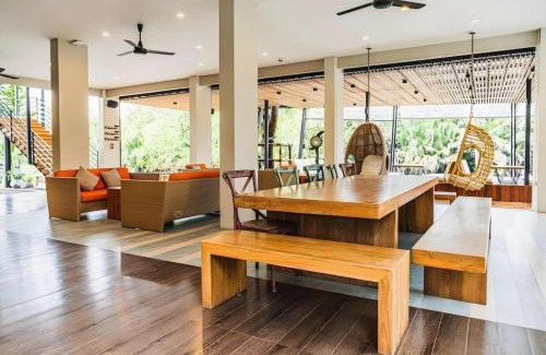 Khlong Khoen Resort | Relax at Lumphawa Amphawa Resort with Pool and Dining