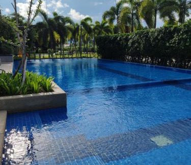 Cha-am Apartment | Exquisite Lumpini Seaview: Family-Friendly with Pools