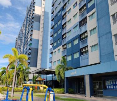 Cha-am Apartment | Exquisite Lumpini Seaview: Family-Friendly with Pools