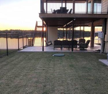 Marble Falls House | Experience Comfort at LUMU Lake House with Ocean Views