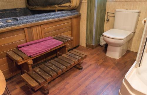 Nueva Hotel | Discover Luna del Valle: Pet-Friendly Retreat with Hot Tub