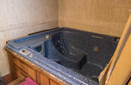 Nueva Hotel | Discover Luna del Valle: Pet-Friendly Retreat with Hot Tub